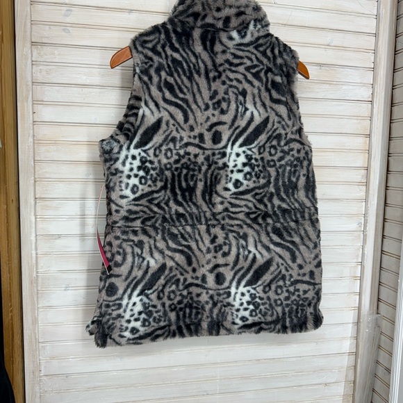Reversible Leopard Print Faux Fur & Black Quilted Vest - Picture 5 of 8